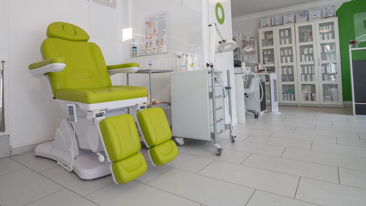 A quiet treatment room at an aesthetic clinic, the setting for Botox aftercare advice
