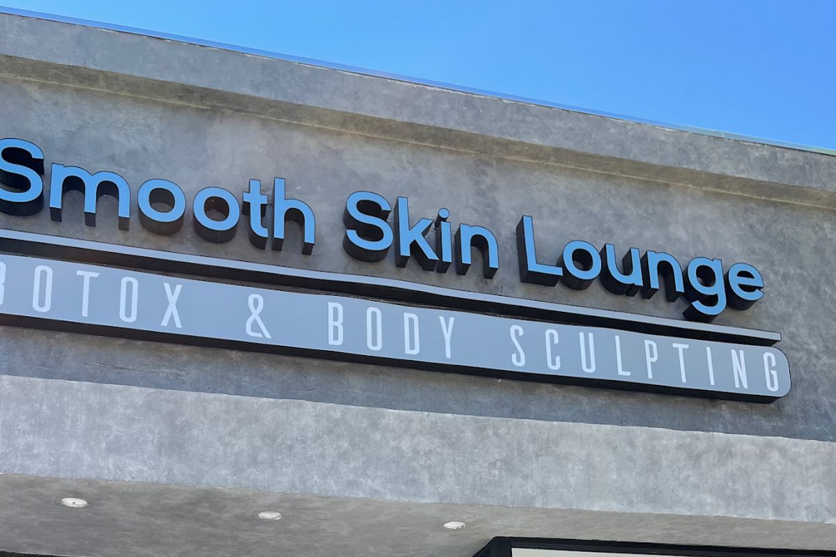 SMOOTH SKIN LOUNGE — Beverly Hills