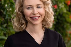 Leslie Irvine, M.D. in Manhattan Beach